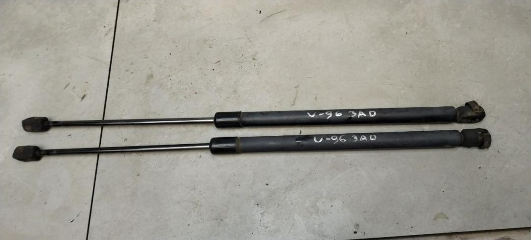 амортизатор крышки багажника (3-5 двери) Ford Escort 6 1998, 1.6 л., бензин, МКПП, универсал - фото №1