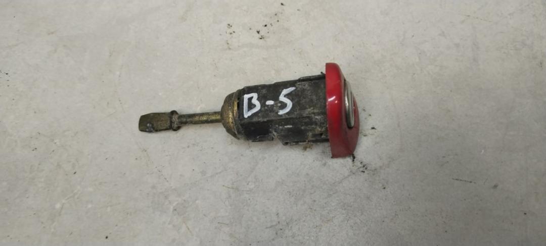 личинка дверного замка Volkswagen Passat B5 1998, 1.8 л., бензин, МКПП, универсал - фото №1