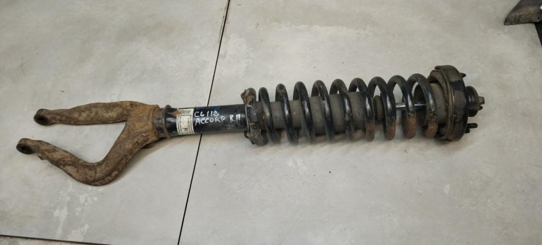 стойка передняя правая Honda Accord 6 поколение 1999, 1.8 л., бензин, МКПП, седан - фото №1