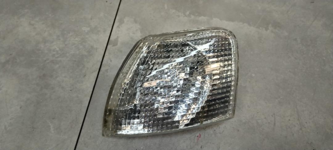 поворотник левый Volkswagen Passat B5 1999, 1.6 л., бензин, МКПП, универсал - фото №1