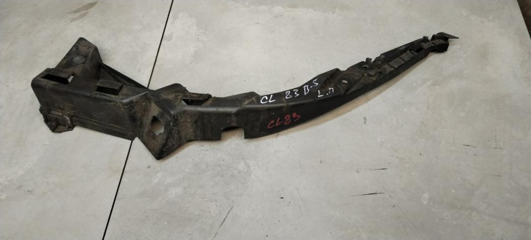 крепление фары левой Volkswagen Passat B5 1998, 1.6 л., бензин, МКПП, универсал - фото №1