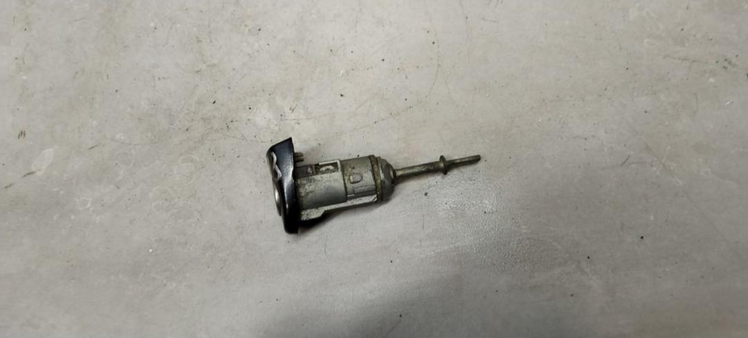 личинка дверного замка Volkswagen Passat B5 1998, 1.8 л., бензин, МКПП, универсал - фото №1