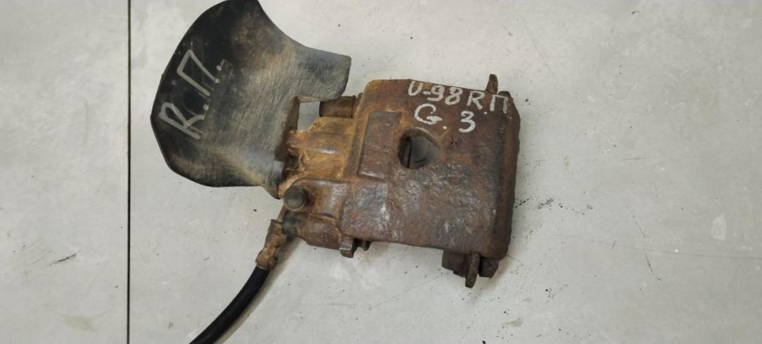 суппорт передний правый Volkswagen Golf 3 поколение 1995, 1.4 л., бензин, МКПП, универсал - фото №1