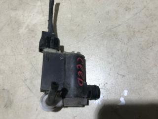 насос (моторчик) омывателя стекла Kia Ceed 1 поколение 2007, 1.6 л., дизель, хетчбэк 5 дв.