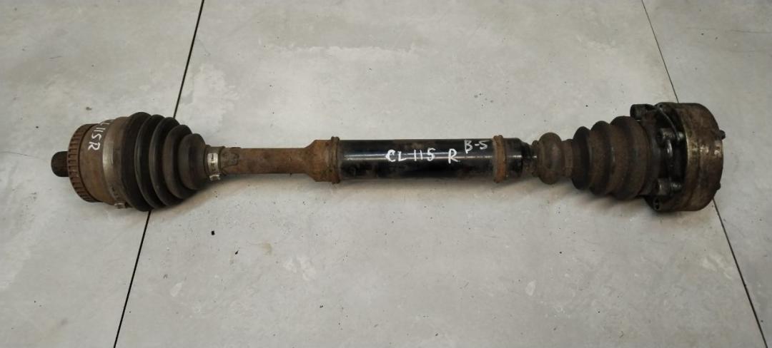 полуось передняя правая (приводной вал, ШРУС) Volkswagen Passat B5 1998, 1.8 л., бензин, МКПП, универсал - фото №1