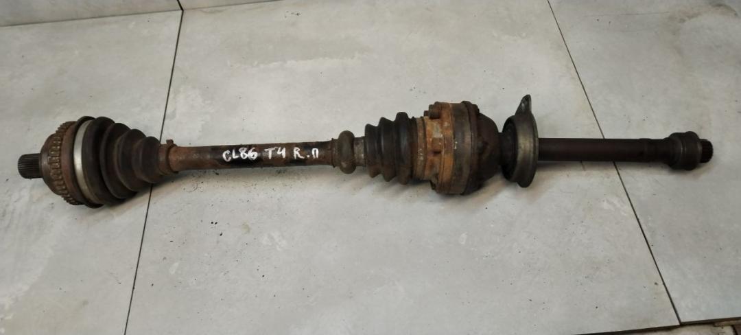 полуось передняя правая (приводной вал, ШРУС) Volkswagen Transporter T4 1998, 2.5 л., дизель, МКПП, микроавтобус - фото №1