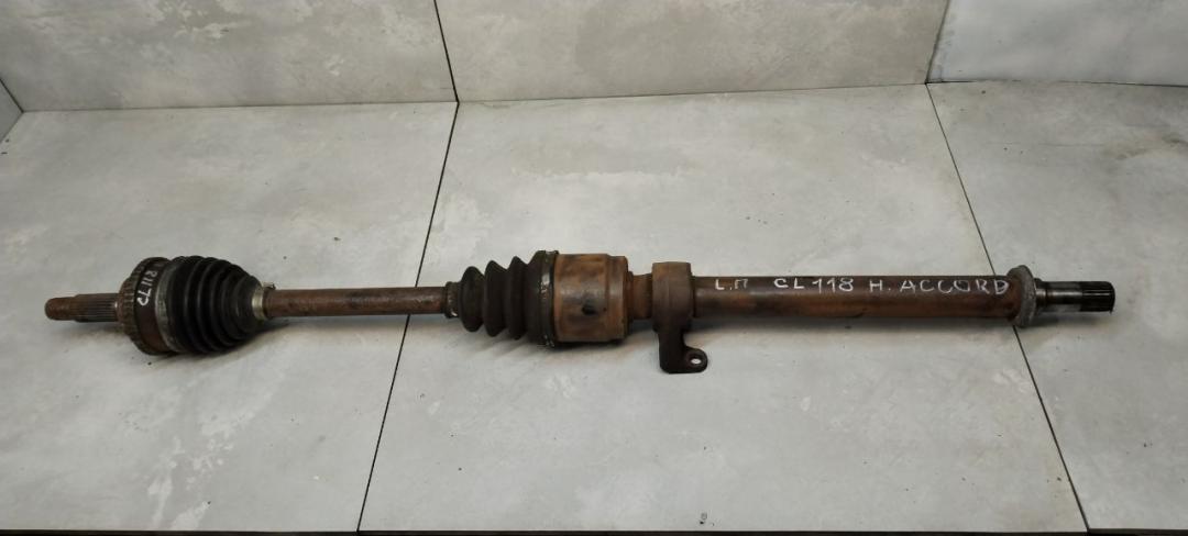 полуось передняя левая (приводной вал, ШРУС) Honda Accord 6 поколение 1999, 1.8 л., бензин, МКПП, седан - фото №1