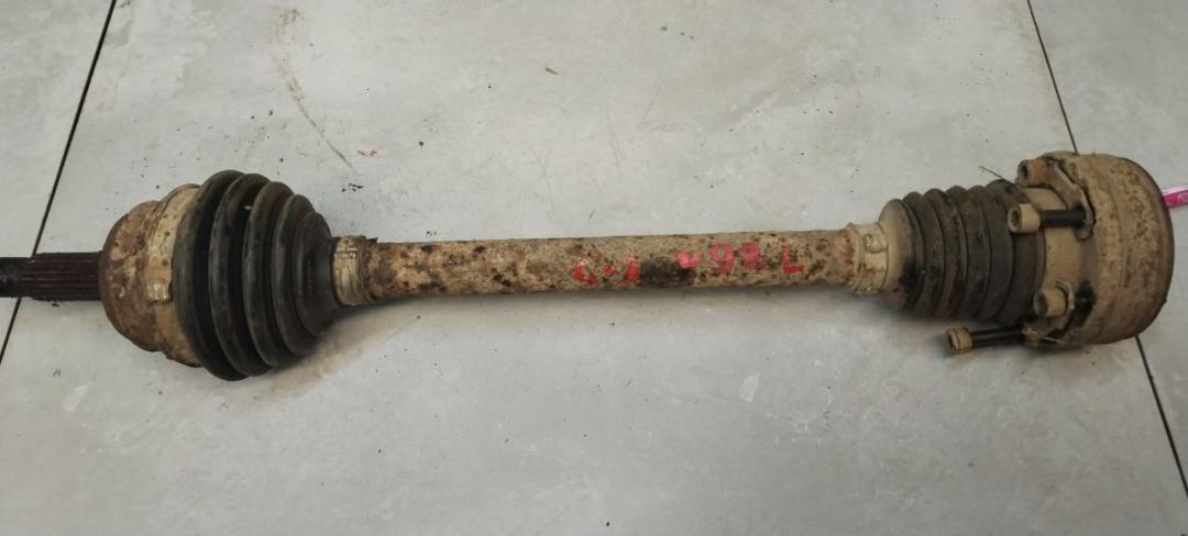 полуось передняя левая (приводной вал, ШРУС) Volkswagen Golf 3 поколение 1995, 1.4 л., бензин, МКПП, универсал - фото №1