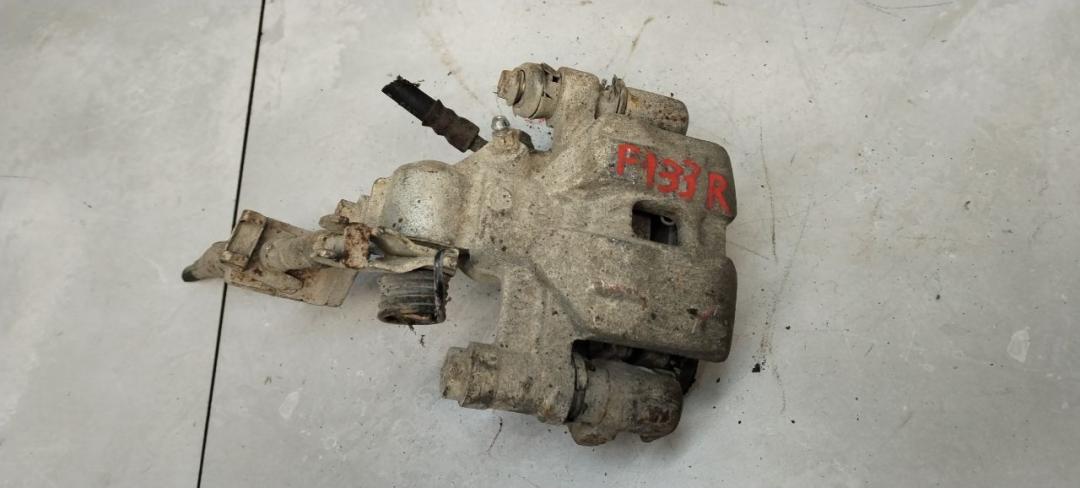 суппорт задний правый Mazda 626 GF 1998, 2.0 л., бензин, МКПП, хетчбэк 5 дв. - фото №1