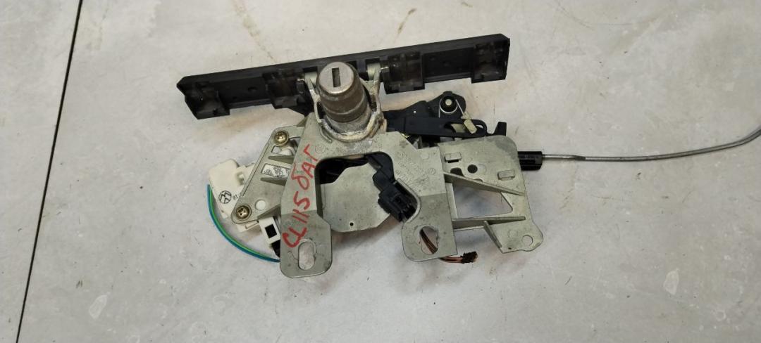 замок багажника Volkswagen Passat B5 1998, 1.8 л., бензин, МКПП, универсал - фото №1