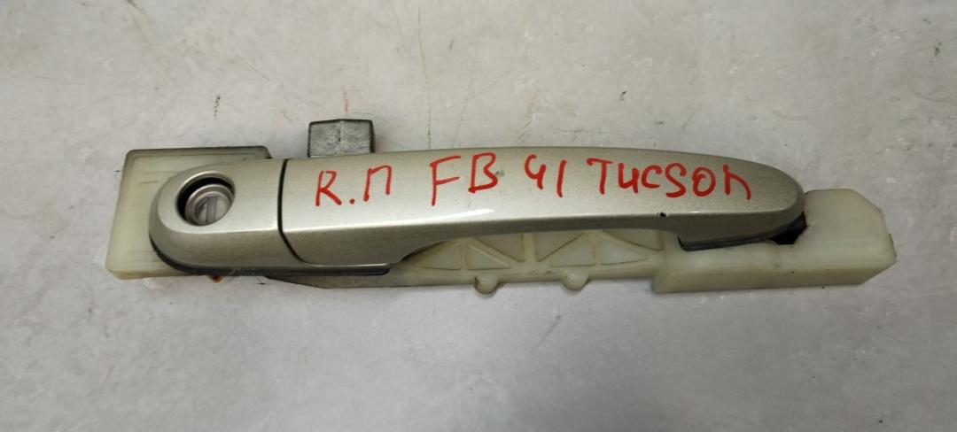 ручка наружная передняя правая Hyundai Tucson 1 поколение 2009, 2.0 л., дизель, МКПП, минивэн - фото №1