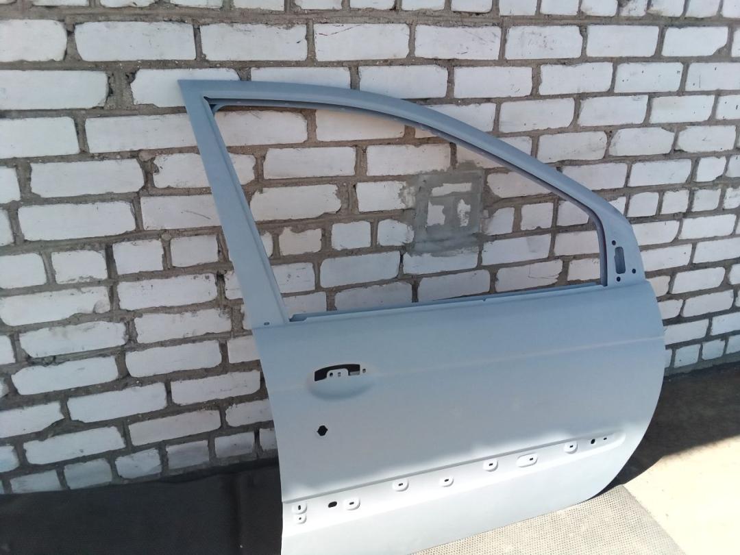 дверь передняя правая Renault Scenic 1 поколение 1999, 1.6 л., i, бензин, МКПП, минивэн - фото №1
