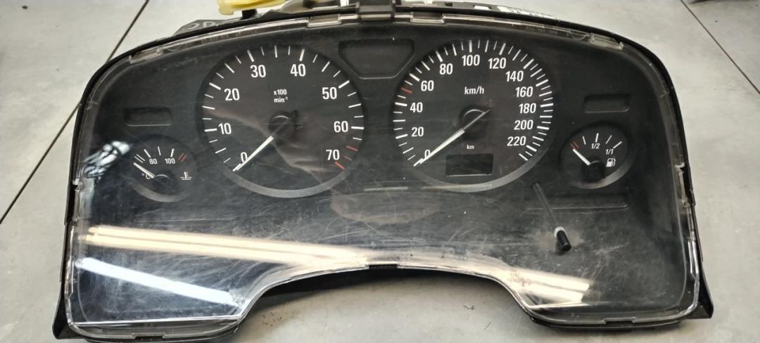 щиток приборов (приборная панель) Opel Zafira 1 поколение (A) 2002, 1.8 л., бензин, минивэн - фото №1