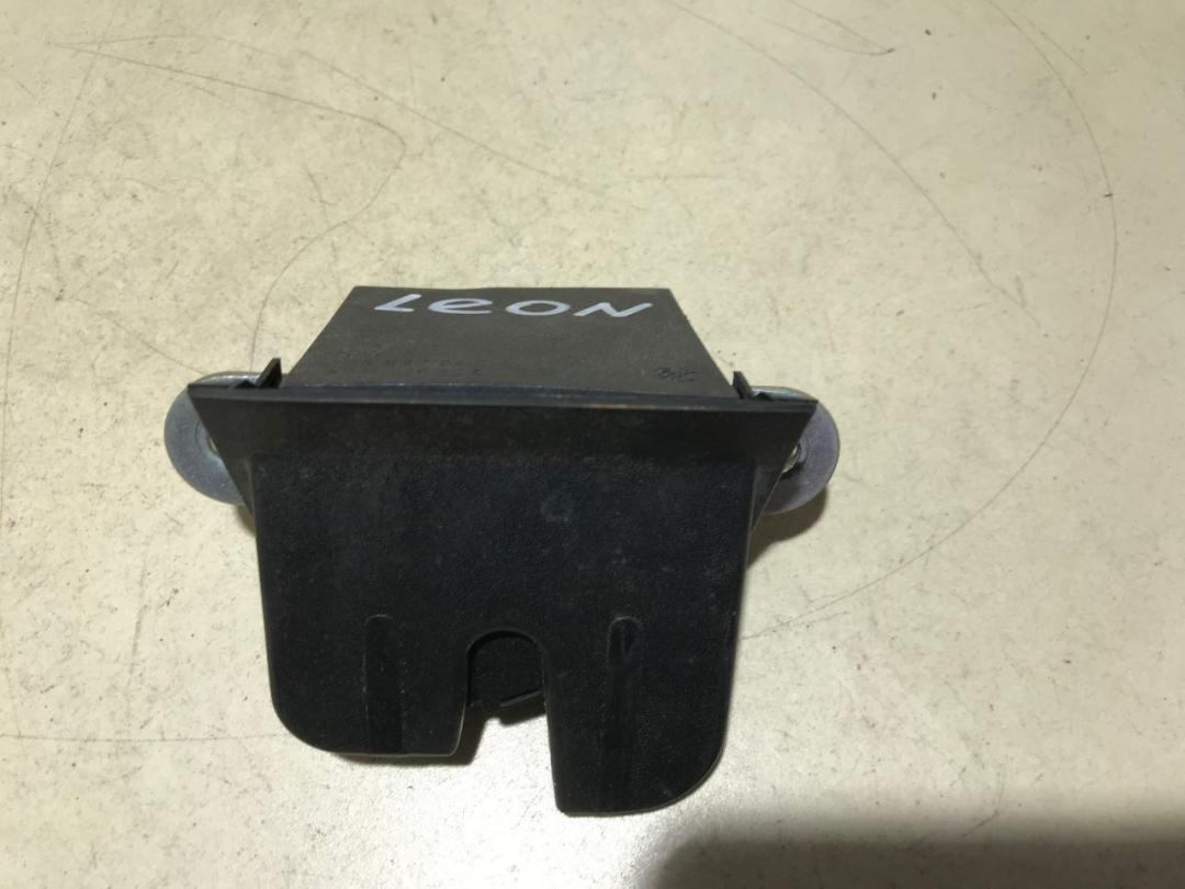 замок багажника SEAT Leon 2 поколение 2008, 1.9 л., дизель, МКПП - фото №1