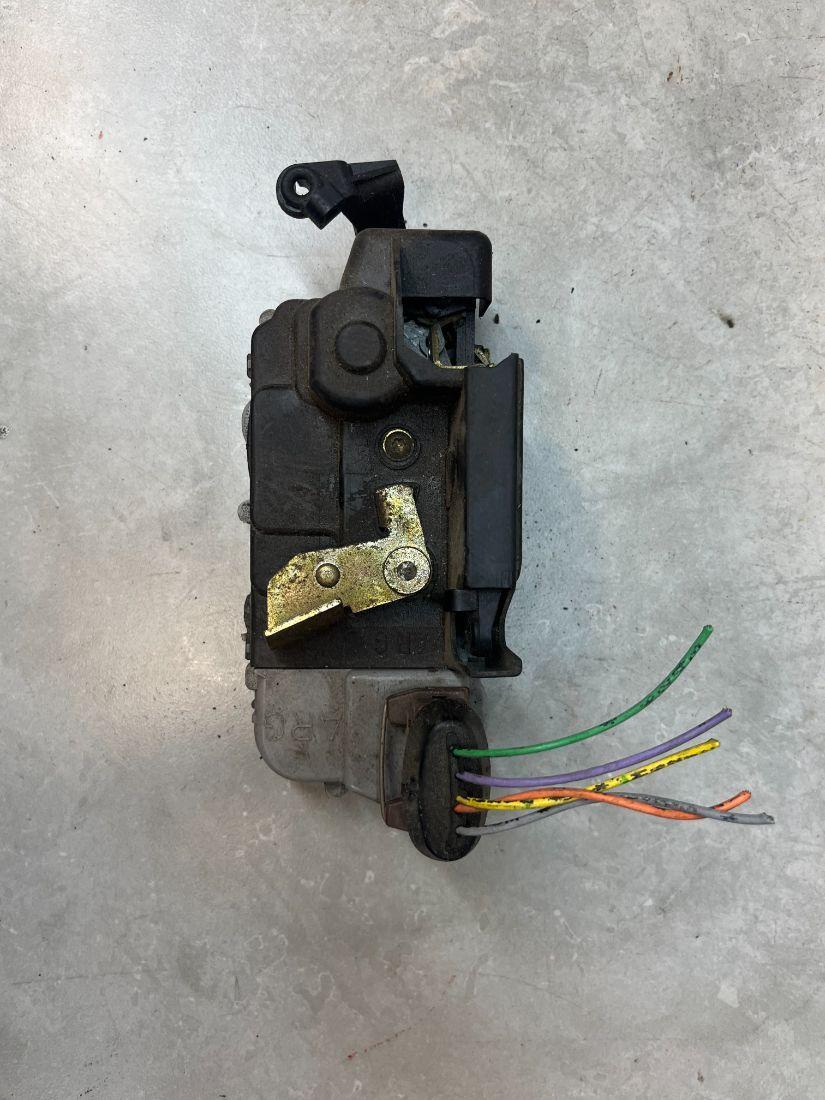замок двери задней правой Citroen Xsara Picasso 1 поколение 1999, 1.8 л., бензин, МКПП, универсал - фото №1