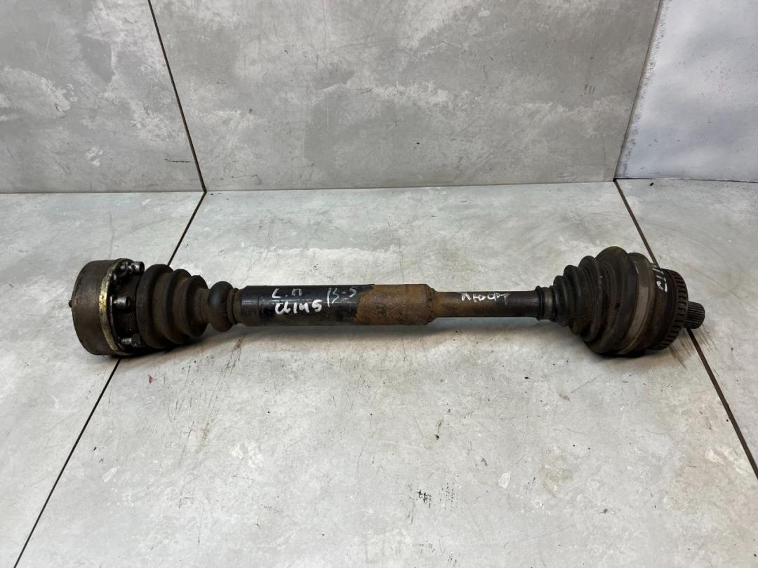 полуось передняя левая (приводной вал, ШРУС) Volkswagen Passat B5 1997, 1.6 л., бензин, МКПП, универсал
