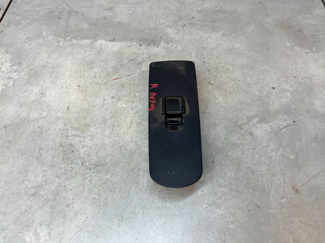 кнопка стеклоподъемника Mitsubishi Colt 6 поколение (Z20/Z30) 2006, 1.1 л., бензин, МКПП, хетчбэк 5 дв.