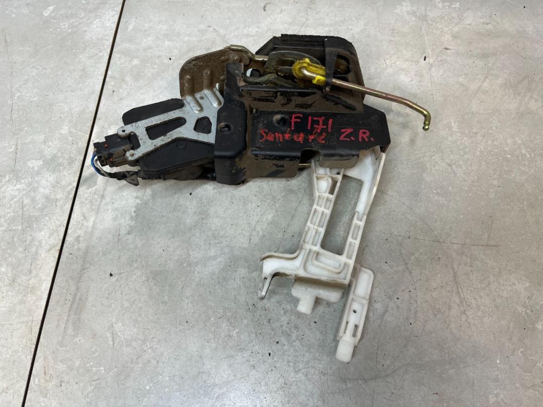 замок двери задней правой Hyundai Santa Fe 1 поколение (SM) 2002, 2.0 л., дизель, АКПП