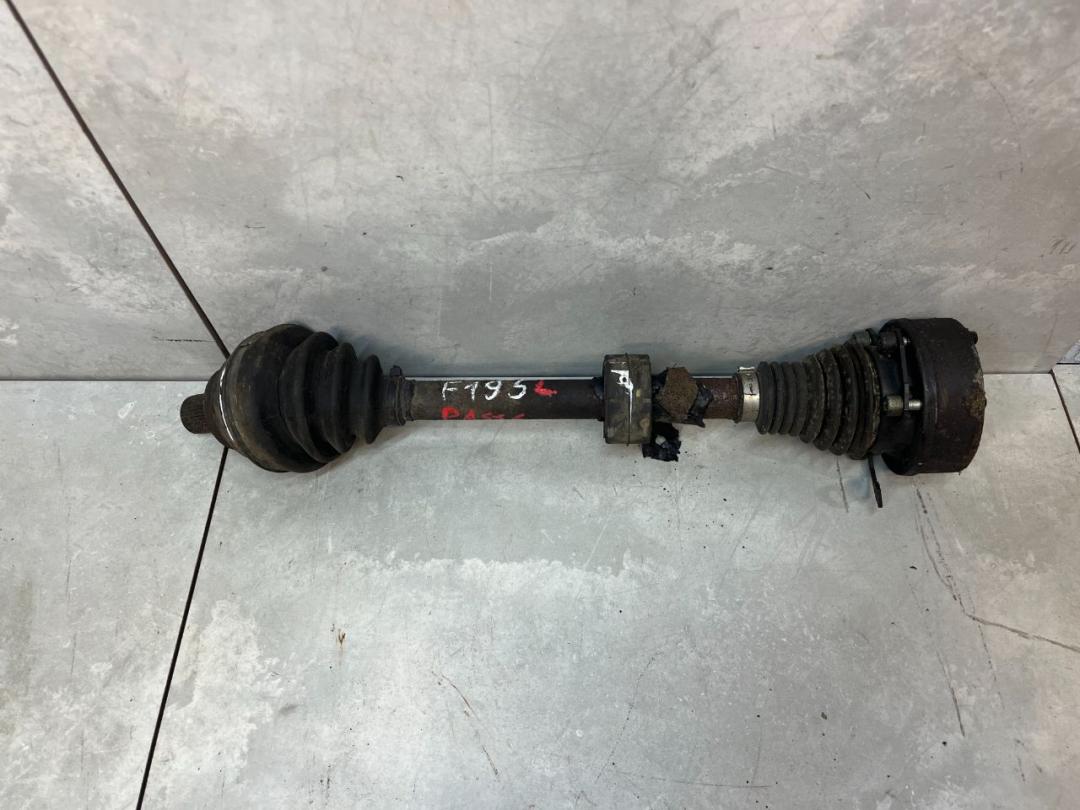 полуось передняя левая (приводной вал, ШРУС) Volkswagen Passat B6 2008, 1.9 л., дизель, МКПП, седан