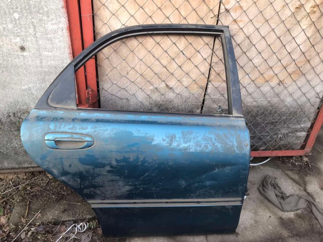 дверь задняя правая Mazda 626 GE 1994, седан - фото №1