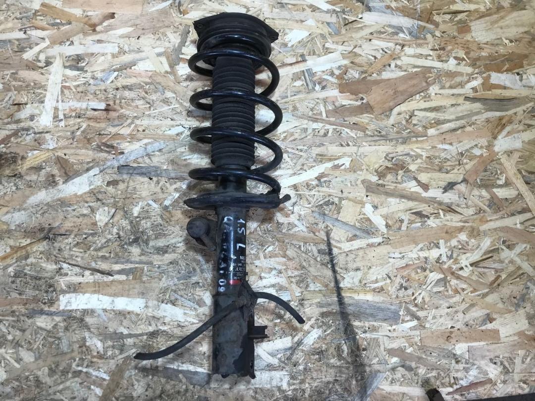 стойка передняя левая Nissan Qashqai 1 поколение 2009, 1.5 л., дизель - фото №1