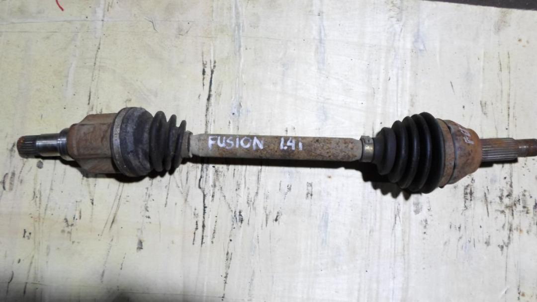 полуось передняя левая (приводной вал, ШРУС) Ford Fusion 1 поколение 2004, 1.4 л., бензин, МКПП, хетчбэк 5 дв. - фото №1