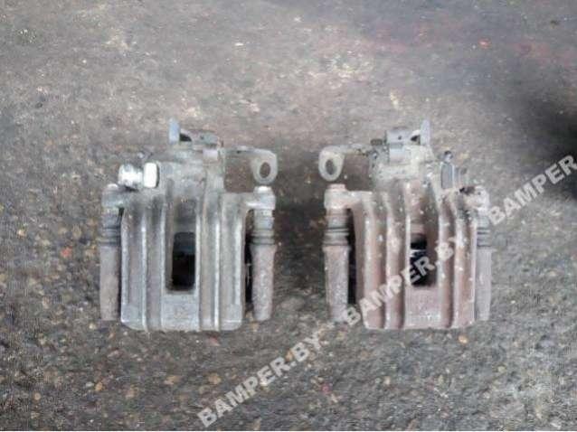 суппорт задний левый Volkswagen Golf 4 поколение 2001 - фото №1