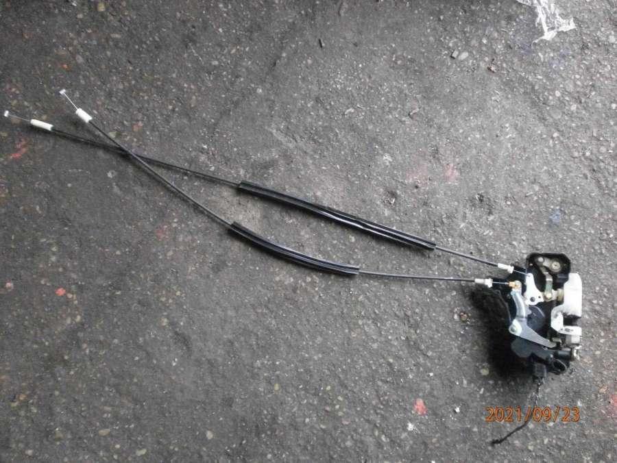 замок двери передней правой Mitsubishi Colt 6 поколение (Z20/Z30) 2007, 1.1 л., i, бензин, МКПП, хетчбэк 5 дв. - фото №1