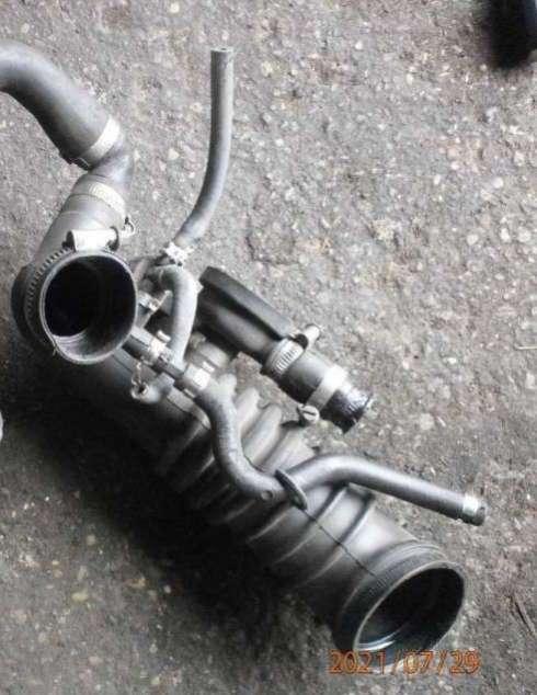 патрубок интеркулера Audi A4 B5 1998, 1.8 л., бензин, МКПП, универсал - фото №1