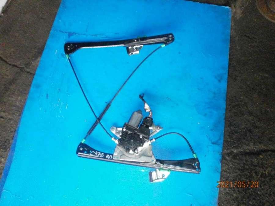 стеклоподъемник электрический передний правый Audi A4 B5 1998 - фото №1