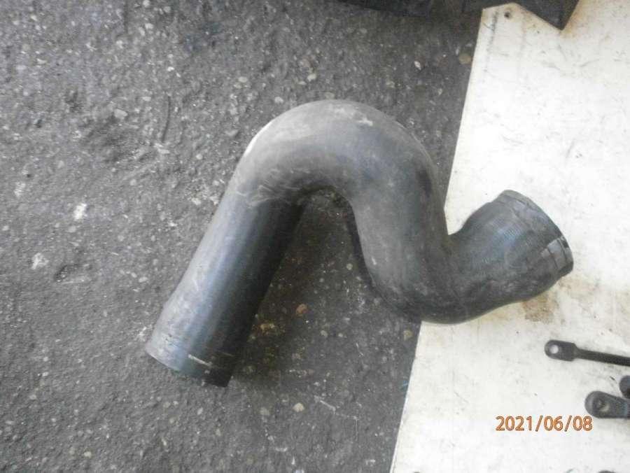 патрубок интеркулера Audi A4 B5 1998, 1.8 л., бензин, МКПП, универсал - фото №1