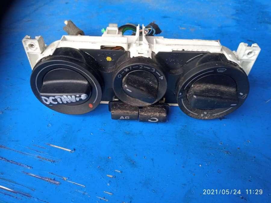 блок управления печки / климат-контроля Skoda Octavia 1 поколение (A4) 1998, 2.0 л., бензин, МКПП, универсал - фото №1