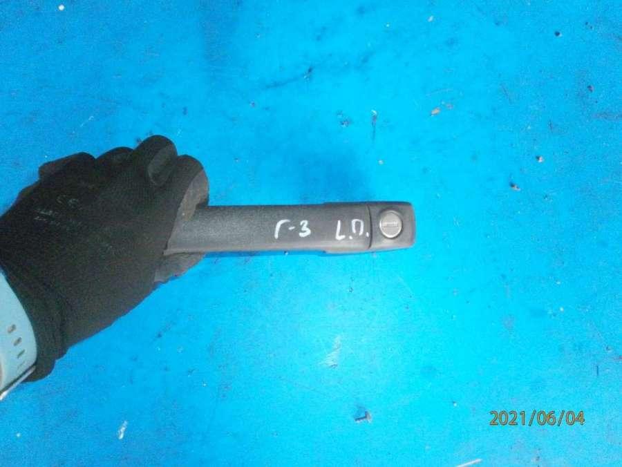 ручка наружная передняя левая Volkswagen Golf 3 поколение 1996, 1.8 л., бензин, МКПП, хетчбэк 5 дв. - фото №1