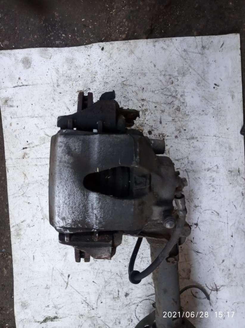 суппорт передний левый Skoda Octavia 1 поколение (A4) 1998, 2.0 л., бензин, МКПП, универсал - фото №1