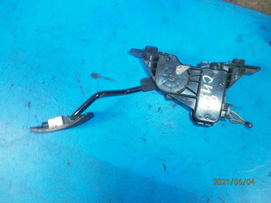 педаль Mitsubishi Grandis 1 поколение 2006, 2.4 л., бензин, МКПП, минивэн - фото №1