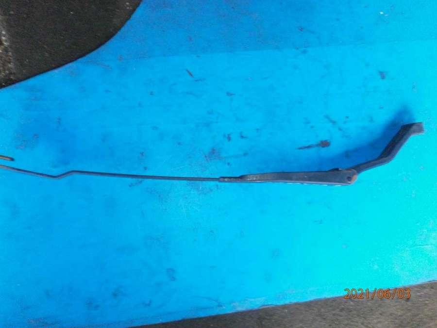 щеткодержатель (поводок стеклоочистителя, дворник) Mitsubishi Carisma 1 поколение 1996, 1.8 л., бензин, АКПП - фото №1