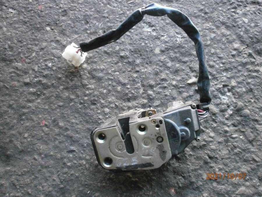 замок двери передней левой Mazda 626 GE 1996 - фото №1