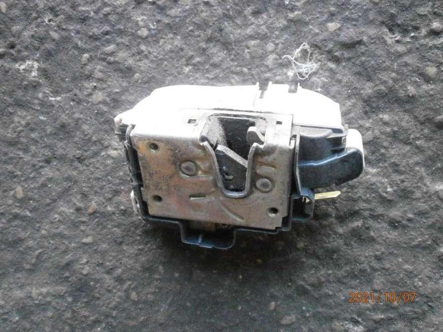 замок двери передней правой Volkswagen Golf 3 поколение 1995 - фото №1