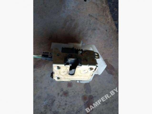 замок двери передней правой Renault Scenic 1 поколение 1998