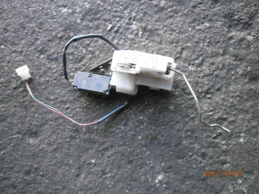 замок двери передней правой Mazda 626 GF 1998 - фото №1