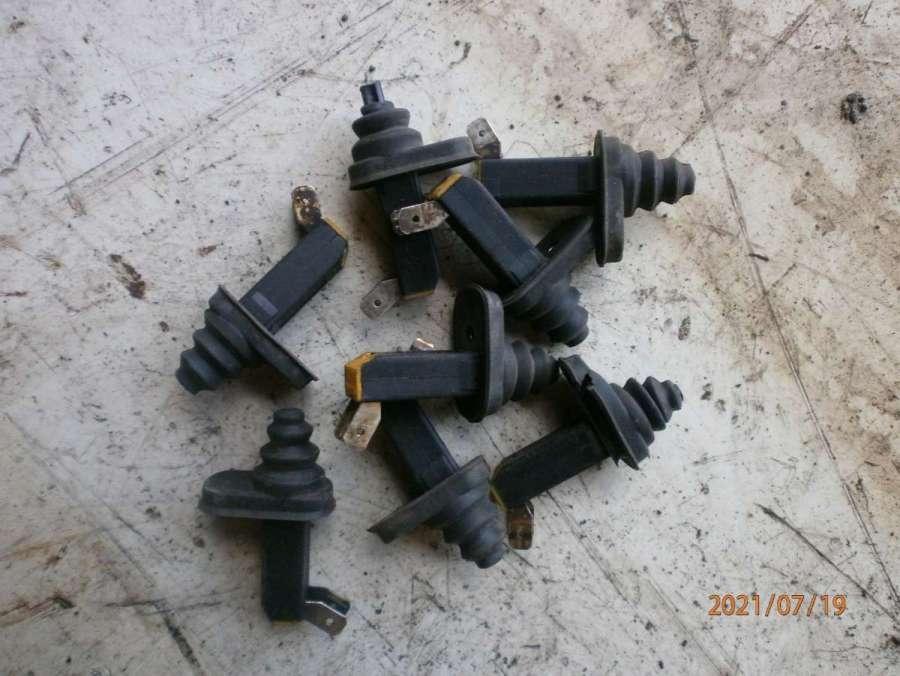 выключатель концевой (концевик) Audi A6 4B/C5 1998, 1.8 л., бензин, МКПП, седан - фото №1