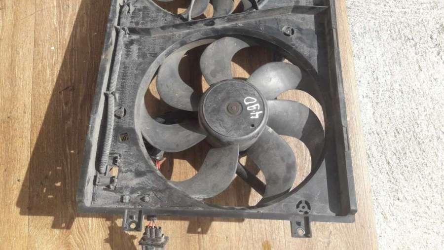 вентилятор радиатора Volkswagen Golf 4 поколение 2001, 1.6 л., бензин, МКПП, универсал - фото №1