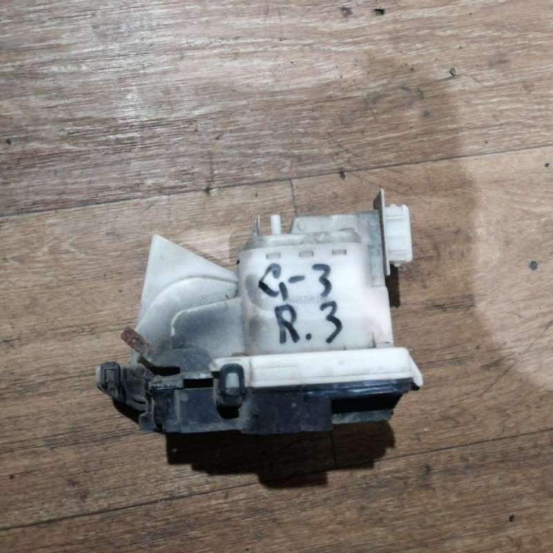замок двери задней правой Volkswagen Golf 3 поколение 1993, 1.6 л., бензин, МКПП, хетчбэк 5 дв. - фото №1