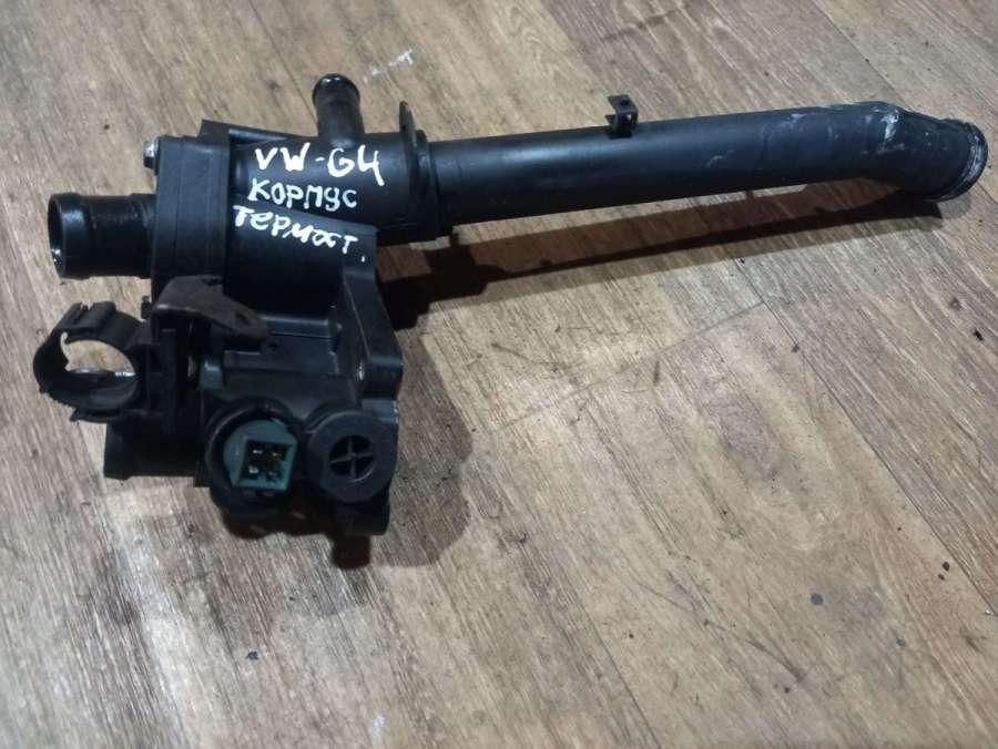 корпус термостата Volkswagen Golf 4 поколение 2000, 1.4 л. - фото №1