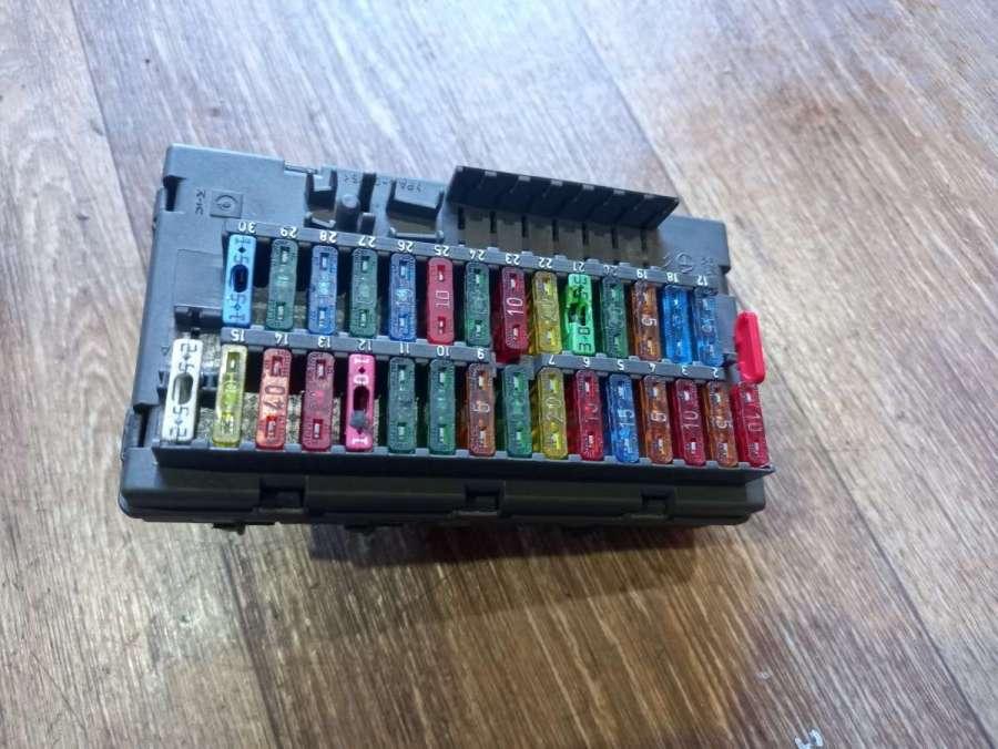 блок предохранителей Citroen Xantia 1 поколение 1996, 2.0 л., бензин, АКПП, хетчбэк 5 дв. - фото №1