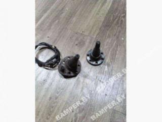 Цапфа задняя (ось ступицы) Volkswagen Golf 3 поколение 1993