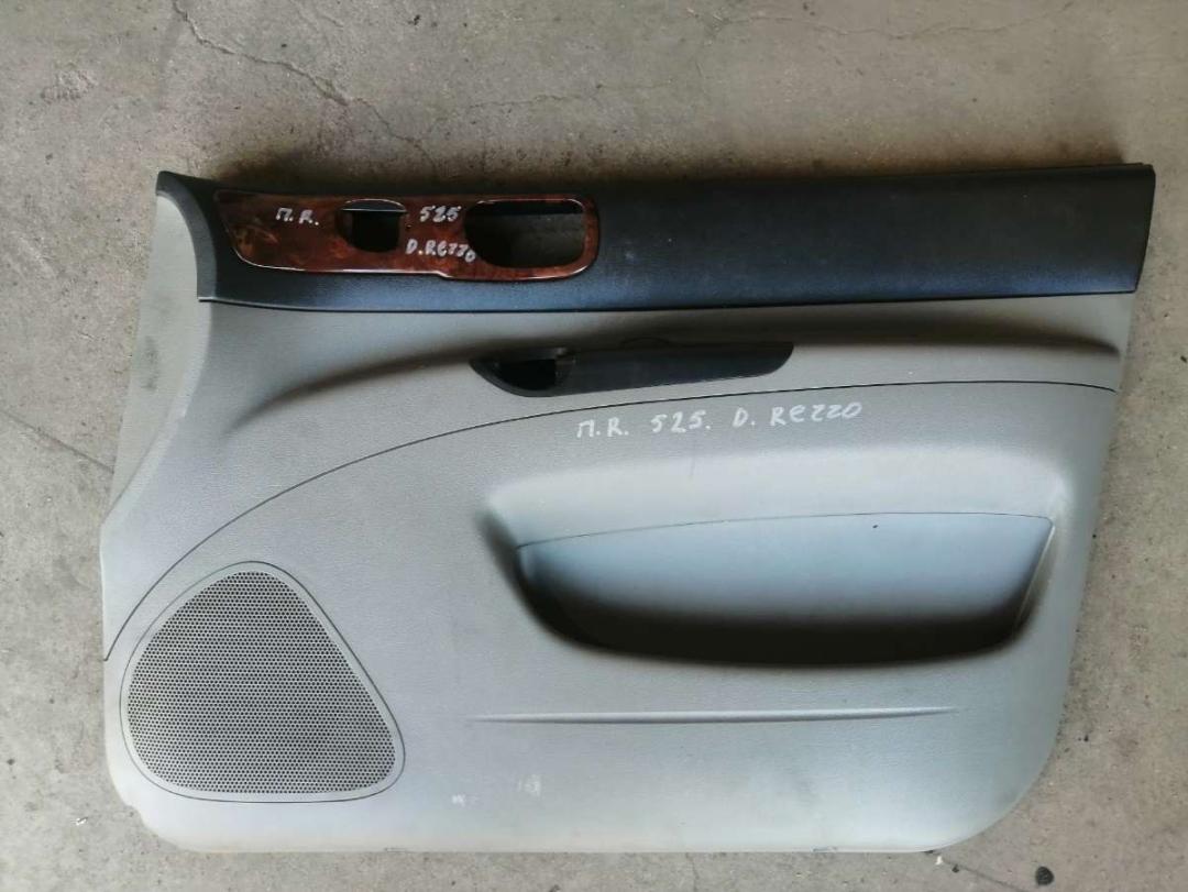 обшивка двери передняя правая Daewoo Rezzo KLAU 2003, 2.0 л., бензин, МКПП, хетчбэк 5 дв. - фото №1