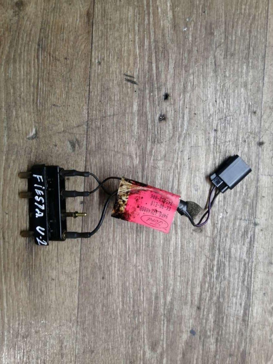 выключатель концевой (концевик) Ford Fiesta 3 поколение 1995, 1.3 л., бензин, МКПП, хетчбэк 5 дв. - фото №1