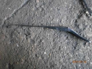 щеткодержатель (поводок стеклоочистителя, дворник) Renault Sandero 1 поколение 2010