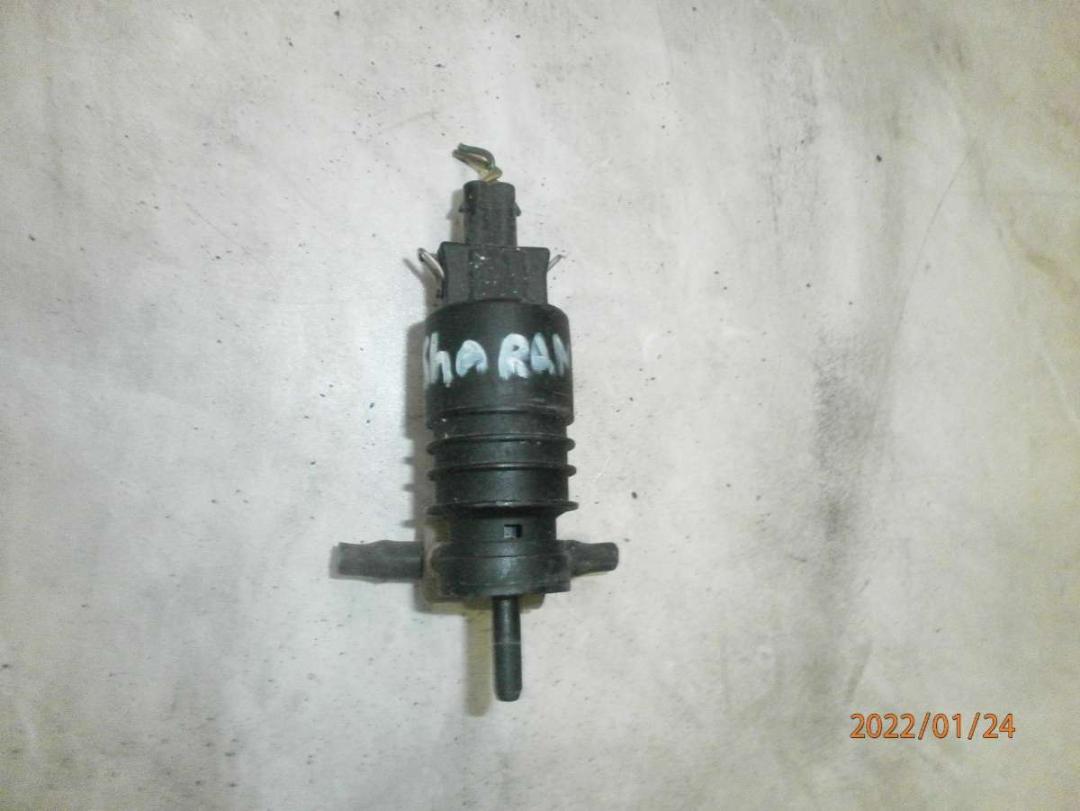 насос (моторчик) омывателя стекла Volkswagen Sharan 1 поколение 1998 - фото №1